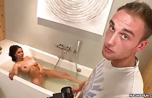 الرجل cums سكس افلام اجنبية تنزيل في على الفتيات كس في مكان ما في الشارع.