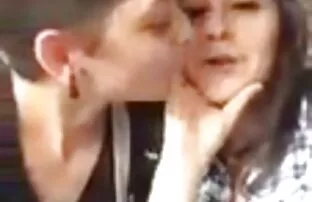فتاة هشة في كل الوردي تحميل مقاطع سكس اجنبي تستسلم.