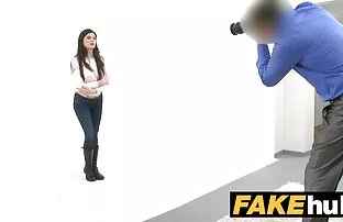 مدلكة تنزيل سكساجنبي الترفيه لجسم العميل.