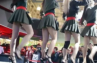 امرأة تحميل سكس اجنبي ترتدي تنورة كبيرة.