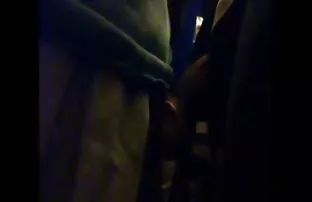 فتاة ترتدي تنزيل فيلم سكس اجنبي جوارب تمارس الجنس مع رجل أصلع.