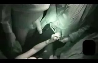 في تي شيرت الرطب مقاطع سكس اجنبي تنزيل ، يمسح جبل في الحمام.