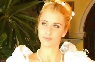 فتاة سكس تحميل اجنبي ذات سقف بني تبدو مجنونة مع صديقاتها.