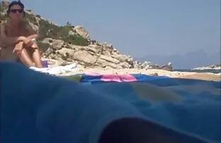 الوغد اللعين تحمل افلام سكس اجنبي شقراء في الحمار تحت الظل.