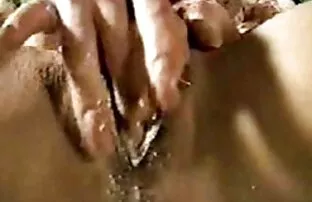 الأولاد سخيف ثلاث فتيات تنزيل سكس اجنبي على الأريكة.