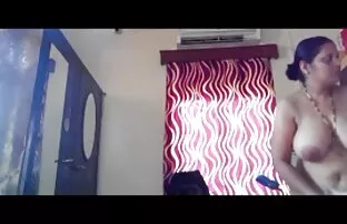 القهوة مالك سخيف مع gf على الطاولة. تنزيل مقاطع فيديو سكس اجنبي
