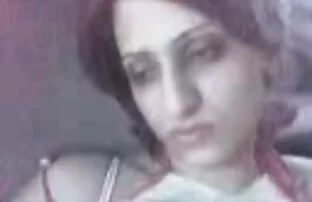 فتاة ذات شعر بني ، وتعطى تنزيل افلام سكس اجنبي مجانا وجها.