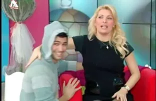 أحمر الشعر يظهر الثدي واتخاذ الديك. فيديو سكس اجنبي التحميل